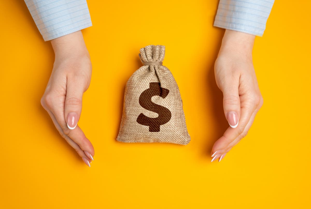 US-Iran Ceasefire Frays as Tensions Rise; Dollar Firms While Markets Hold Steady