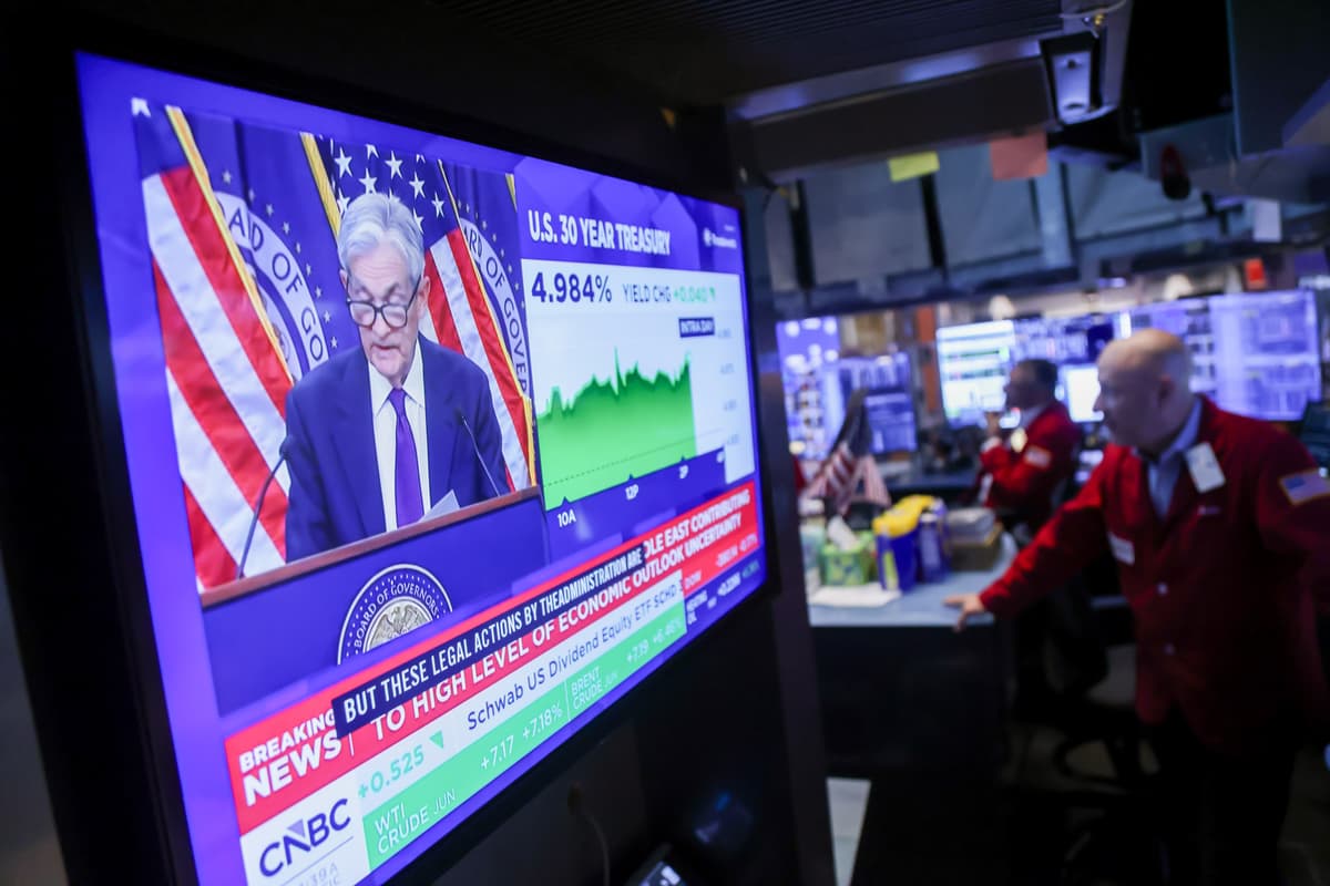 Time to Fight the Fed? Stocks Rally Faces Dashed Rate-Cut Hopes