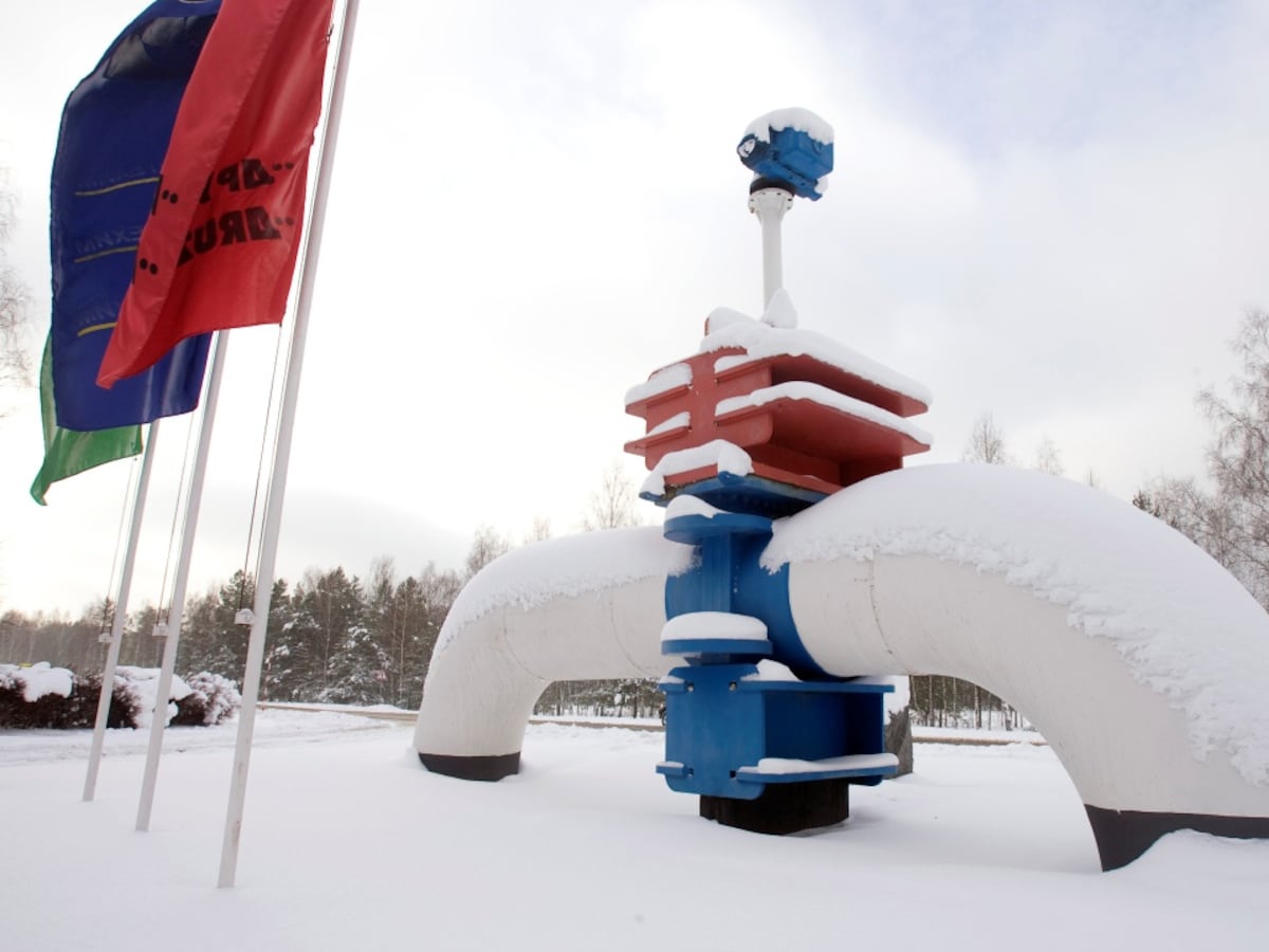 Britain Targets Russia’s Oil Revenues with Nearly 300 New Sanctions