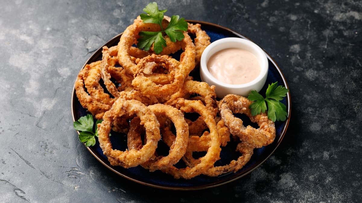 5 Chain Restaurants Battering Their Onion Rings In-House