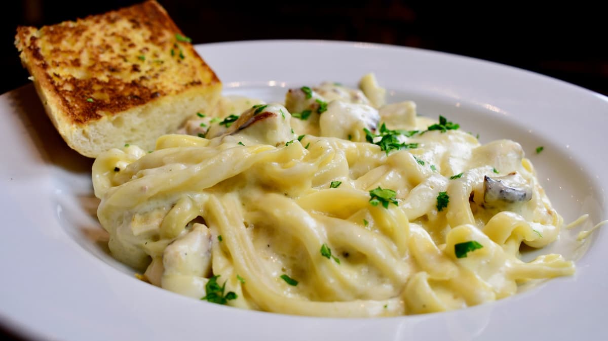This Olive Garden Ordering Hack Can Feed A Family Of 4 For Under $30