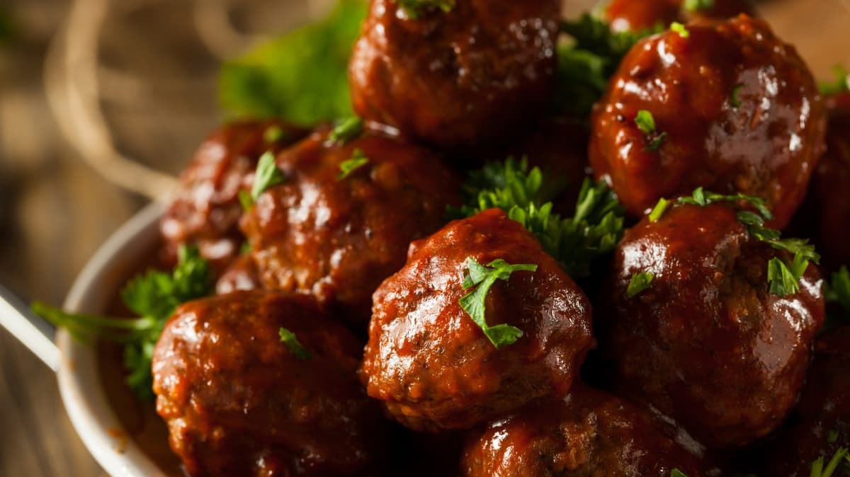 For Sticky And Flavorful Slow Cooker Meatballs, Grab A Can Of This Soda