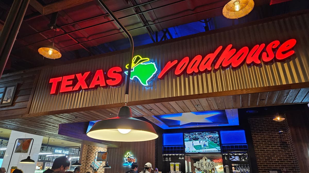 Texas Roadhouse's 1990s Restaurants Looked So Different From Today's