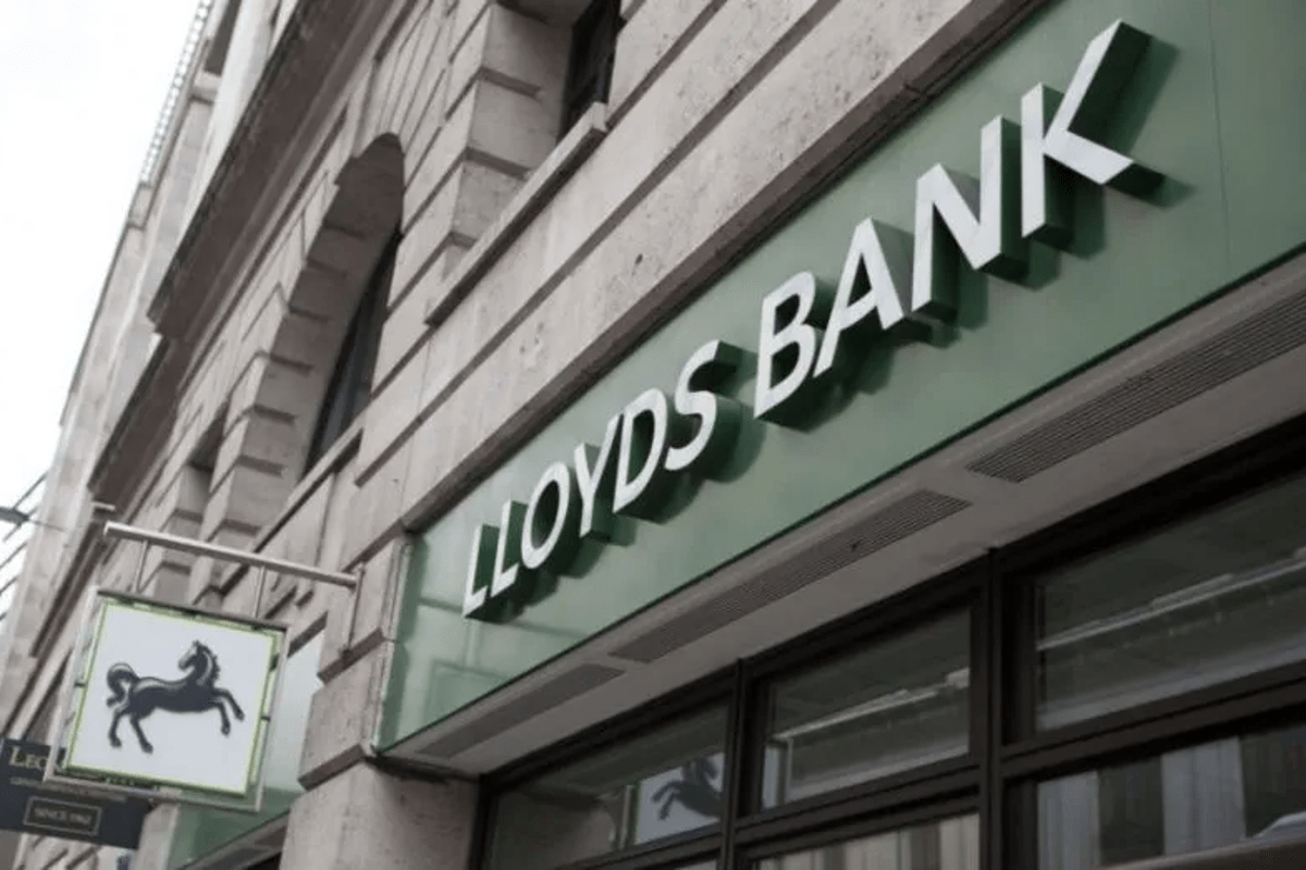 Lloyds Shares Drop After Income Upgrade on Higher Interest Rates