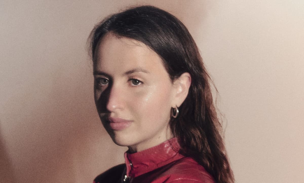 Jasmín Leans In To Darkness On Club Heater ‘It’s Girls Night’