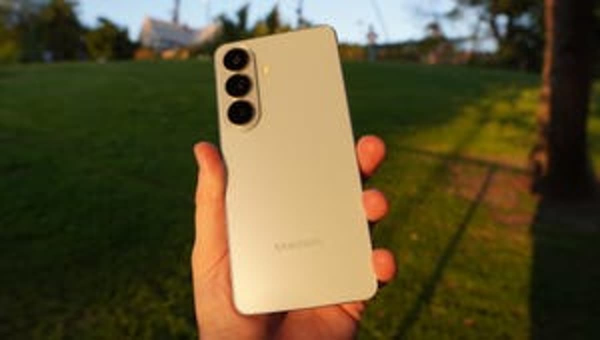 Samsung Galaxy S26 Review: Fun AI Tricks for a Steeper Price