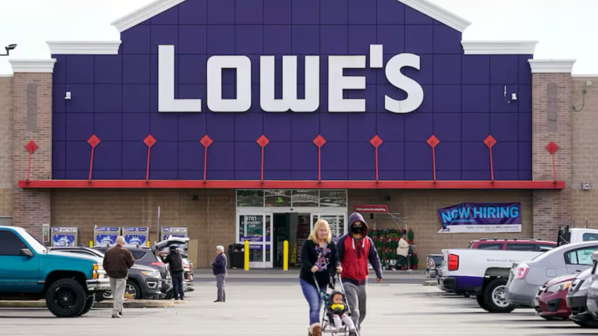 PEBB Enterprises and Banyan Development Sell Lowe’s Building to A. Duda & Sons for $10.5M