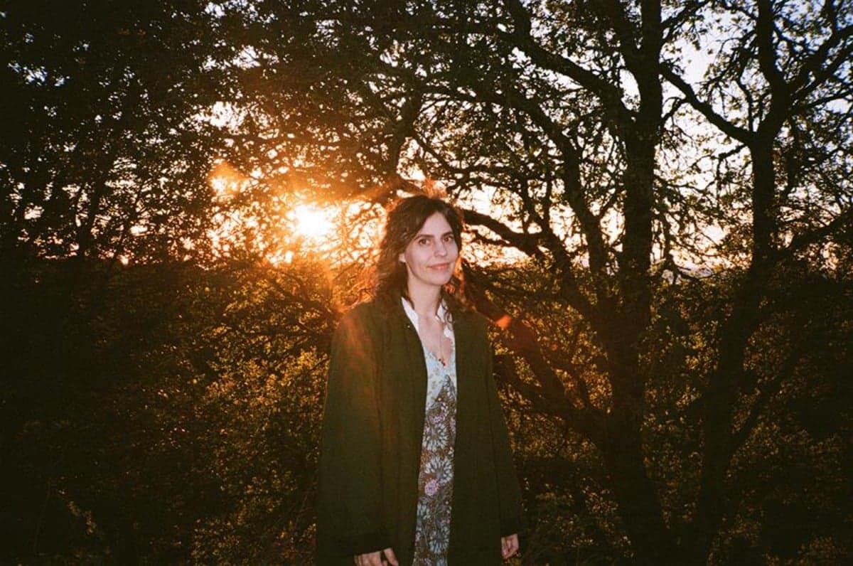 Jenny Gillespie Mason Announces New Acoustic Album In the Safety of the Light and Shares Lead Single “Rungs of Love”