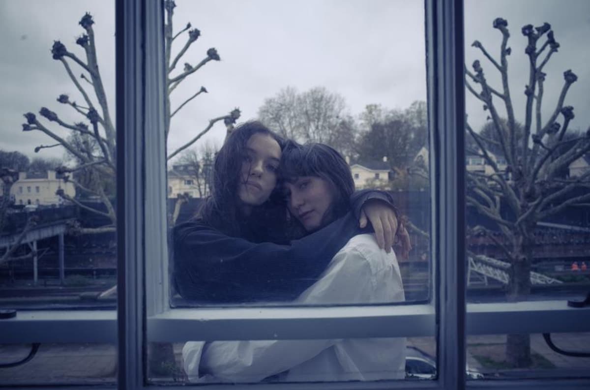 London Duo Cusk Unveil Haunting Debut Single “Blu Tac Piano”