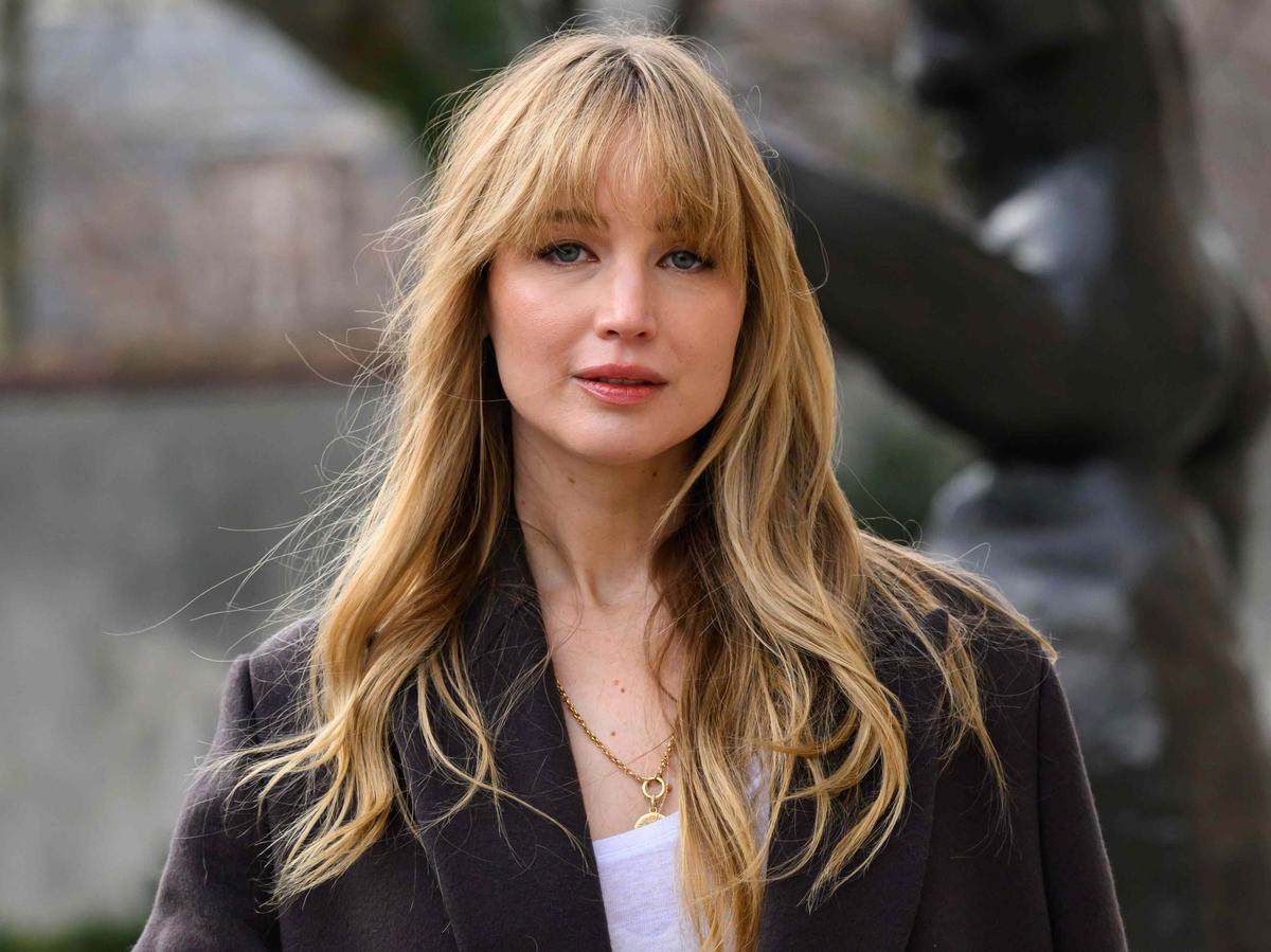 Jennifer Lawrence Just Wore the Cool-Jeans Alternative Everyone From Hailey Bieber to Michelle Obama Loves—From $27