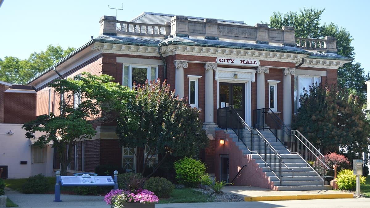 Between Starved Rock State Park And St. Louis Is A Historic Midwest City With Nearby Trails And River Charm