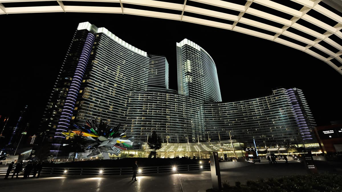 Between The Aria And Bellagio Is Las Vegas' Underrated Resort With Stunning Strip Views And Smoke-Free Appeal
