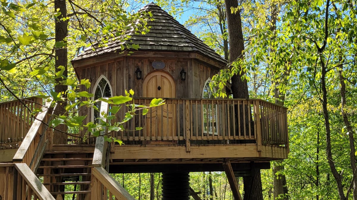 Halfway Between Cleveland And Columbus Is Ohio's Unique Treehouse Getaway With The Coziest Cabin Vibes