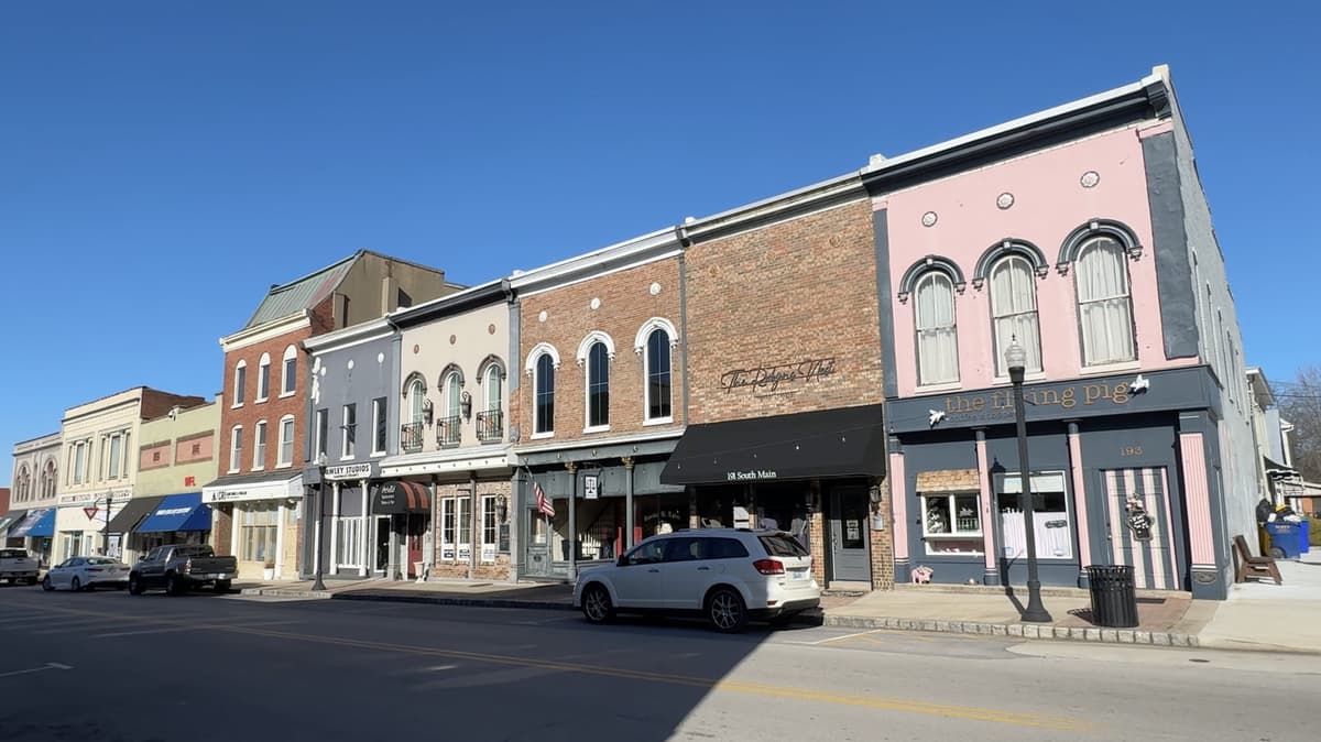 Nestled Between Nashville And Evansville Is A Kentucky City With A Historic Downtown, Quaint Shops, And A Museum