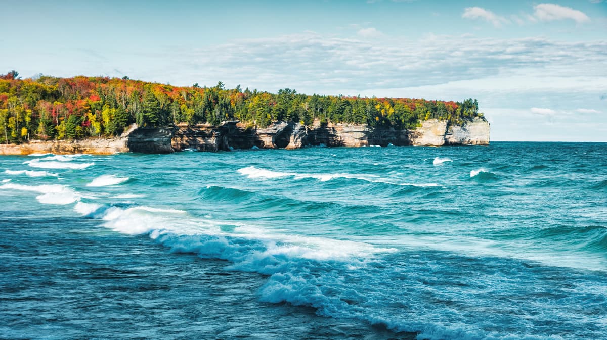Why The Great Lakes Produce Ocean-Like Waves (And The Best Places To Surf Them)