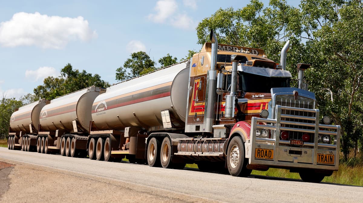 Australia's Longest Road Trains Dwarf American Semi Trucks (But They'd Never Work In The US)
