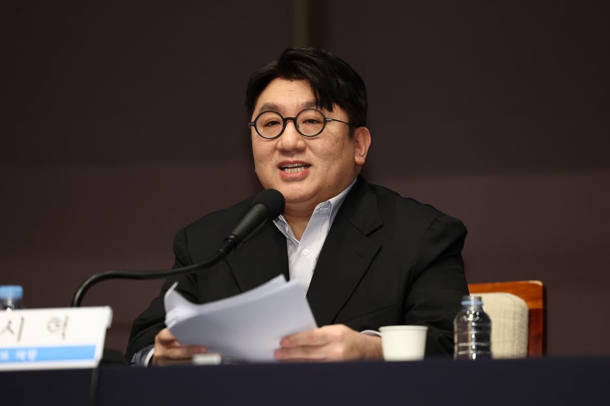 Bang Si-Hyuk, Chair of BTS Company HYBE, Faces Arrest Warrant Bid From Seoul Police in IPO Probe (Report)