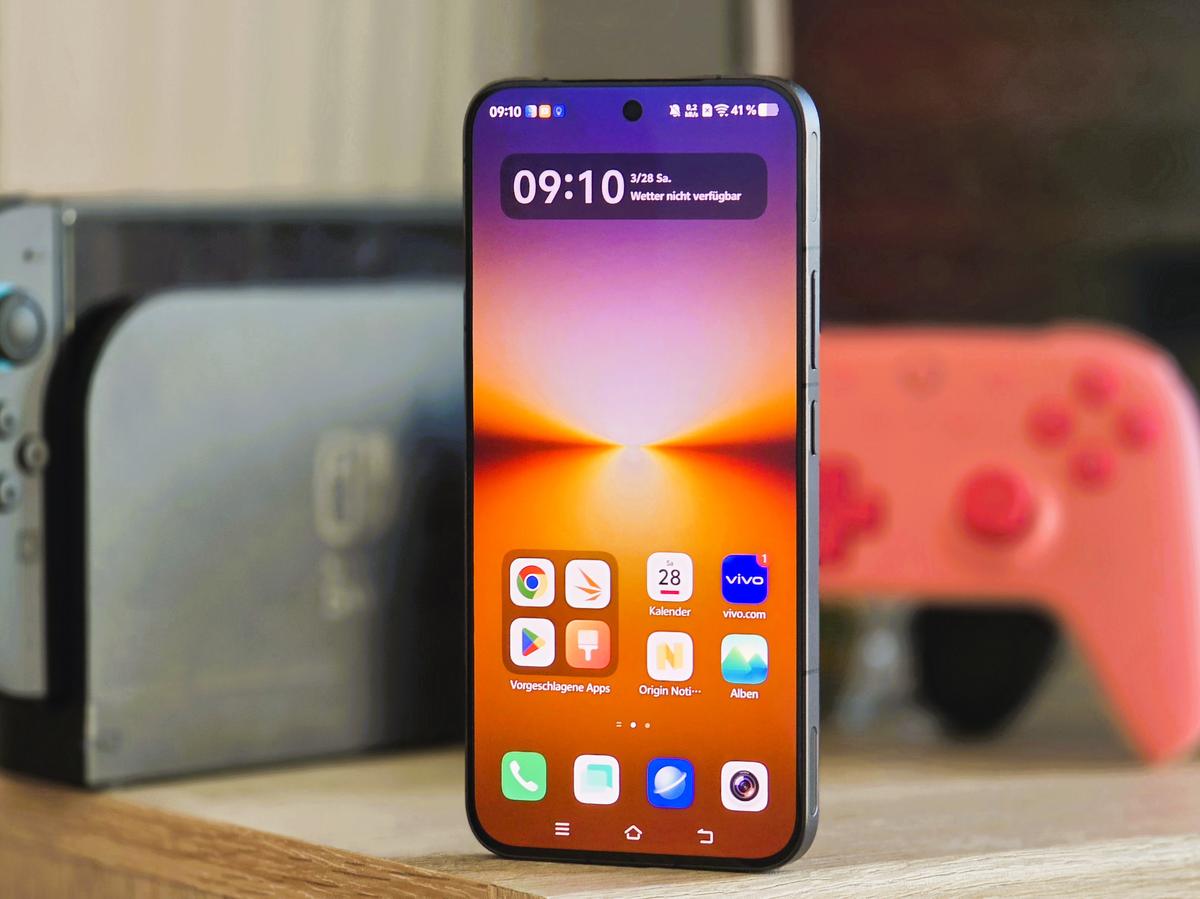 A Unique Feature No Smartphone Needs: Vivo iQOO 15 Ultra Review