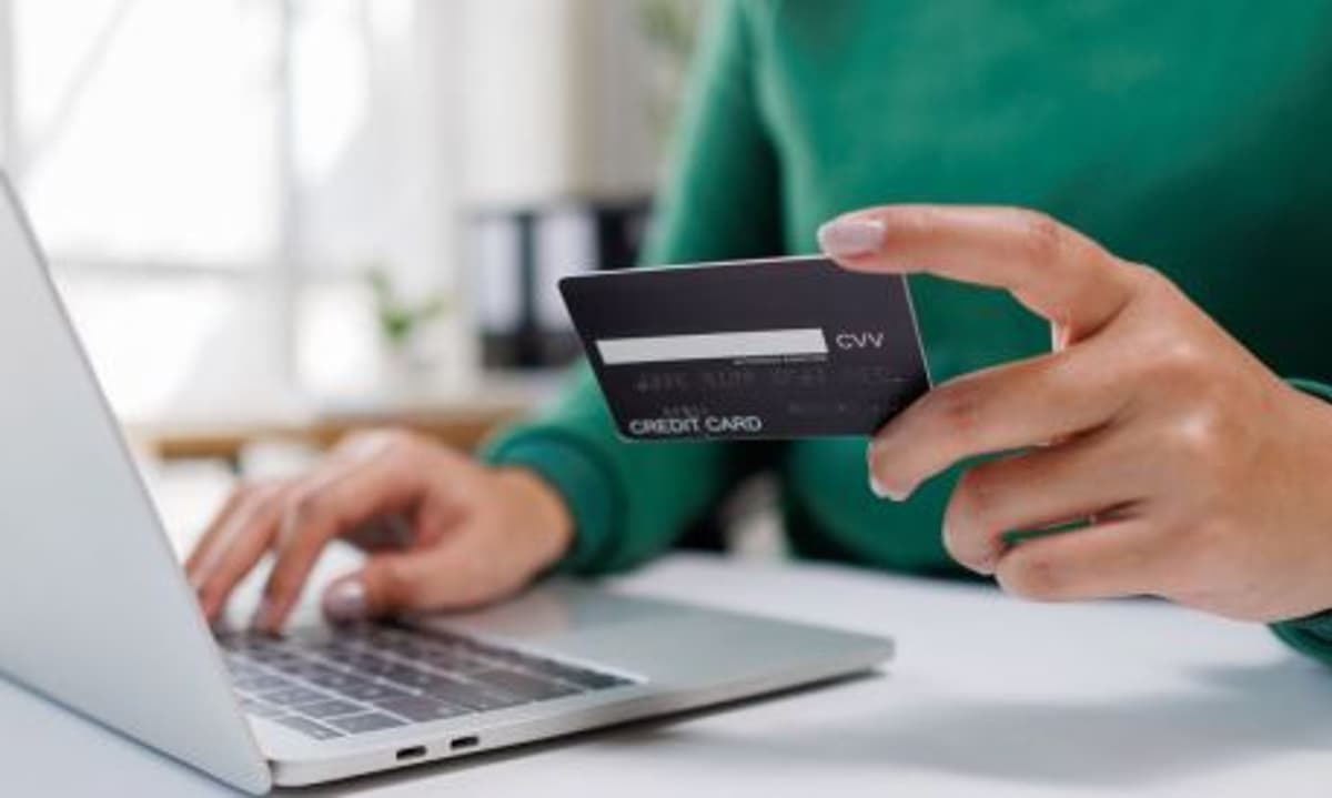 Fed Data Signals Consumers Pulling Back on Credit Card Spending