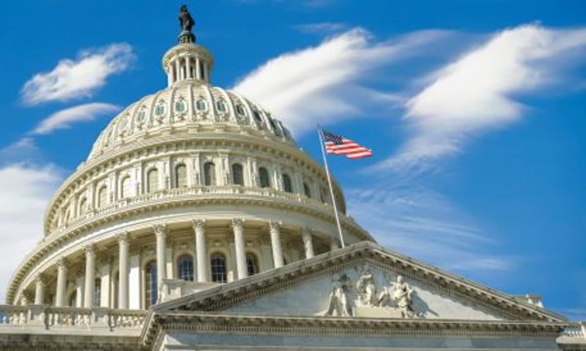 Bank Regulators Push Stablecoin Rules While Warning on AI Risks
