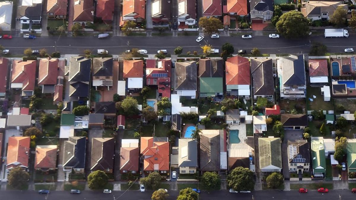 Home Loan Dealbreaker: Credit Score Red Flags Lenders Won’t Ignore