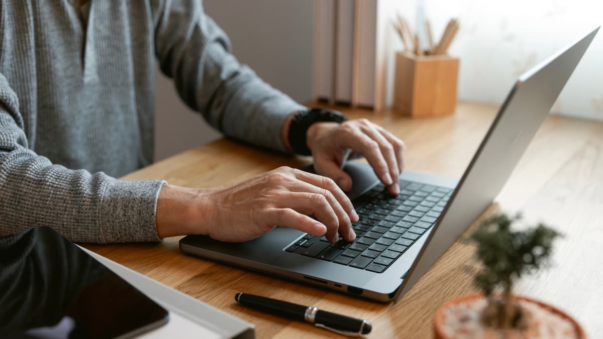 5 Laptops That Outshine The MacBook Air In Battery Life