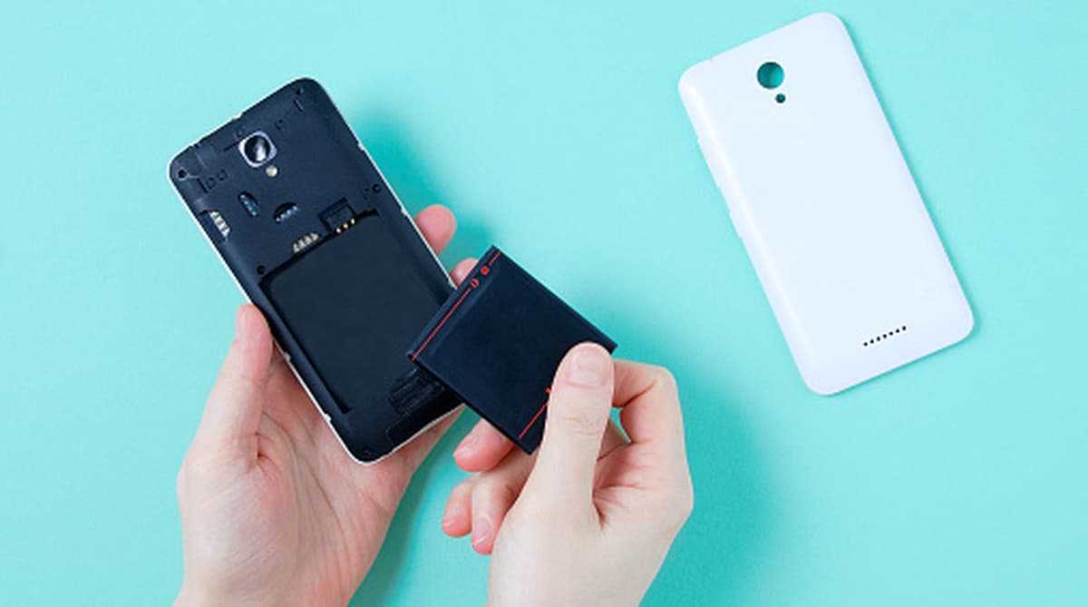 Removable Batteries In Mobile Phones May Be Making A Comeback