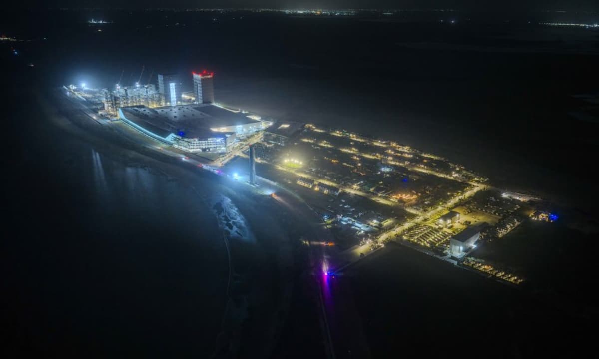 Starbase After Dark: Musk’s Latest Photo Captures a Spaceport on the Brink of History