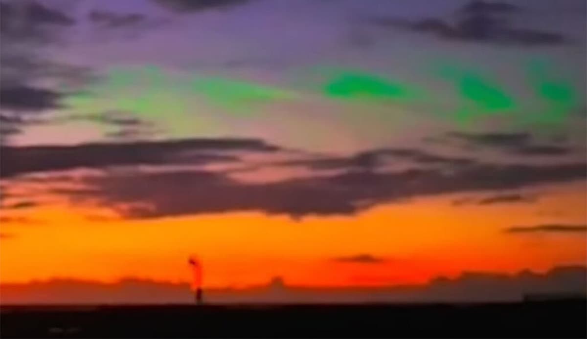 Mysterious Green Lights Over Hawaiian Evening Sky Are Baffling Astronomers