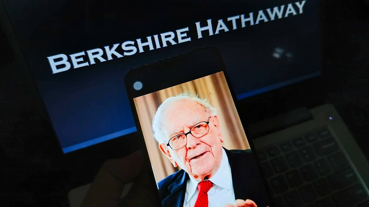 Large-Cap Bank Stock Pays Warren Buffett $23M in Annual Dividends