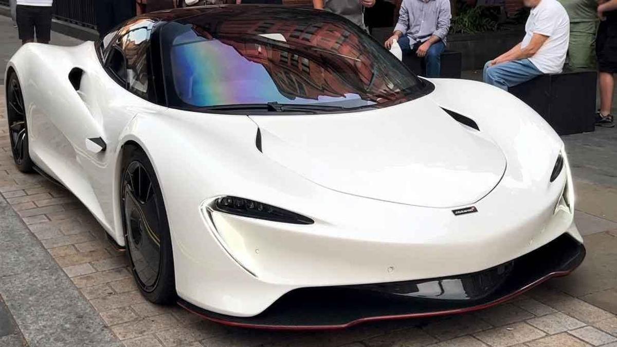 McLaren Speedtail with Central Driving Position Like the F1 Spotted in London