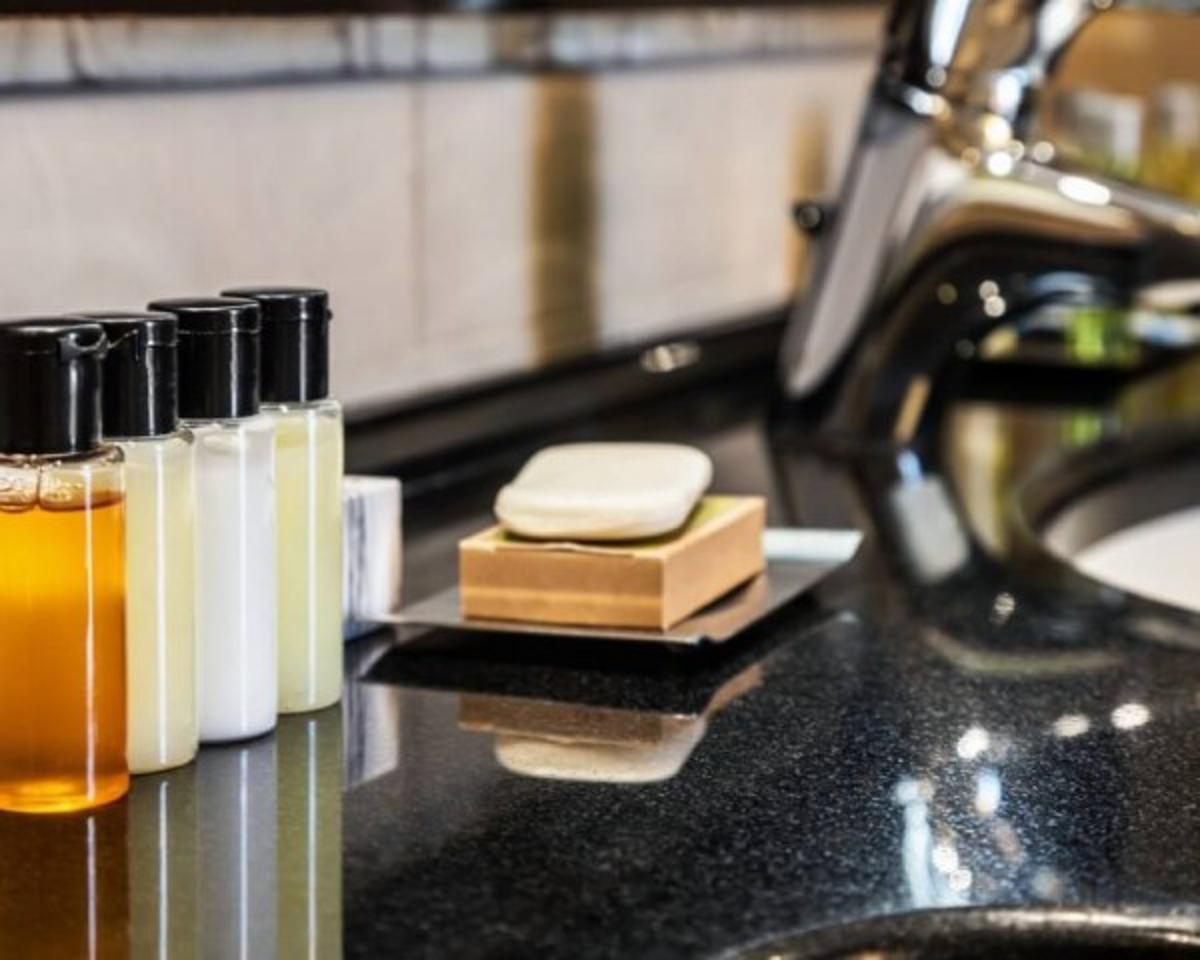 THE EU TARGETS HOTEL ROOMS TO REDUCE PACKAGING WASTE