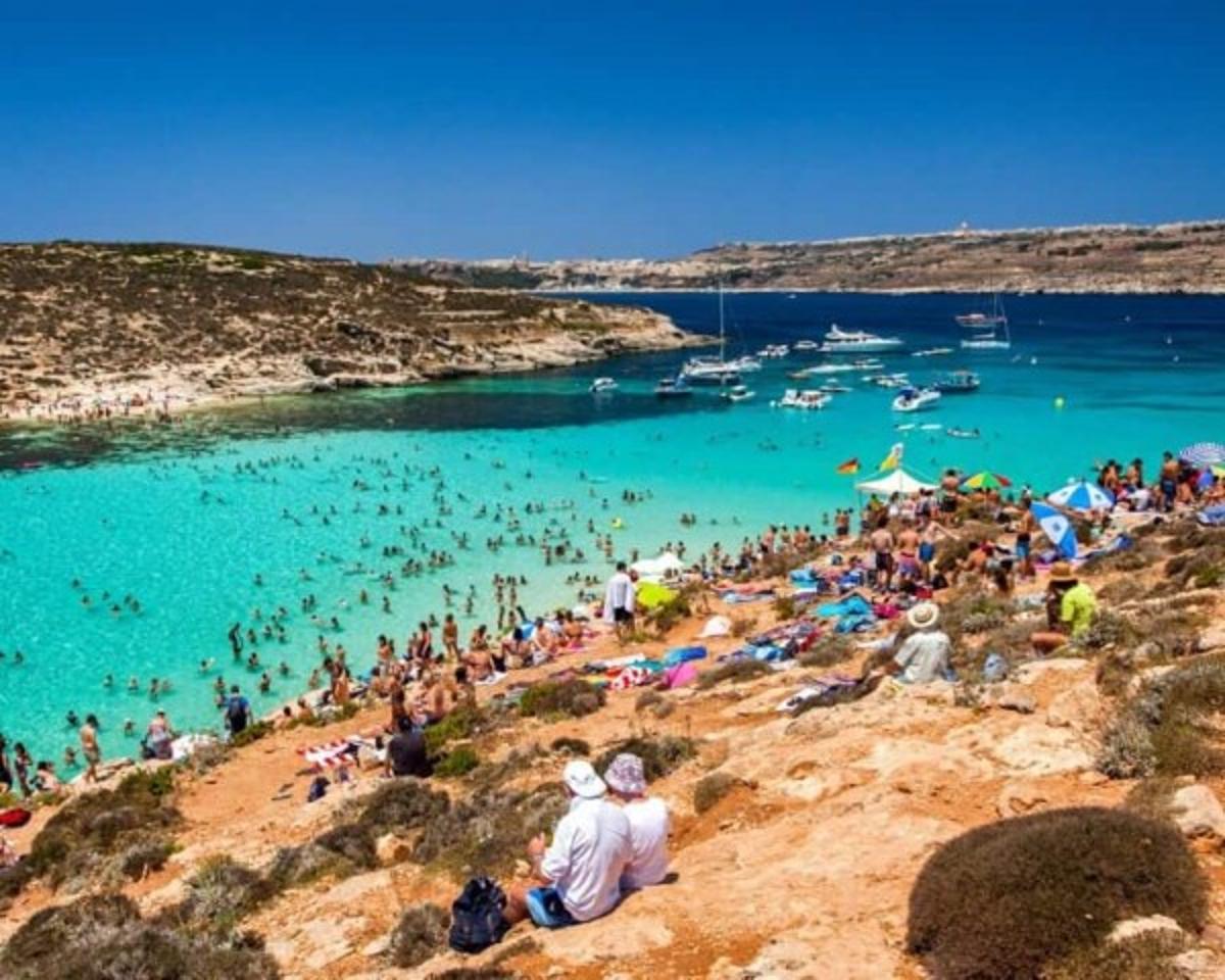MASS TOURISM AND THE TRAVELER DILEMMA: EXPLORING THE WORLD WITHOUT HARM