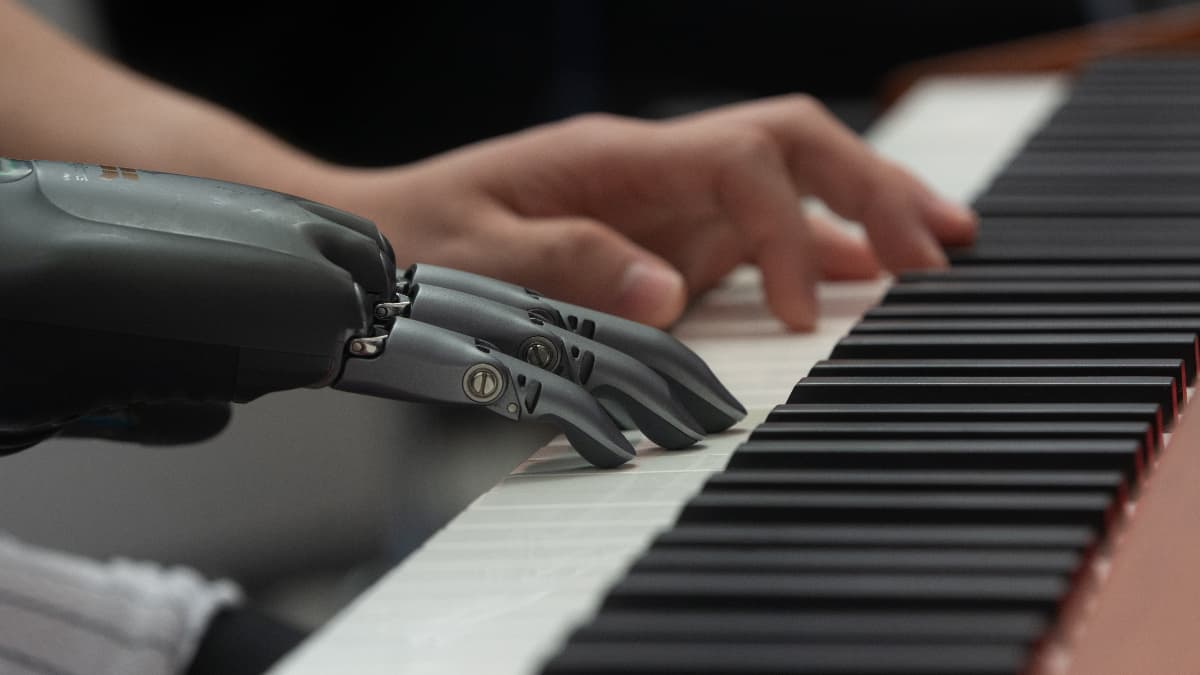 A Human Performed This Cringey, AI-Generated ‘Love Song,’ and Somehow It’s Even Weirder This Way