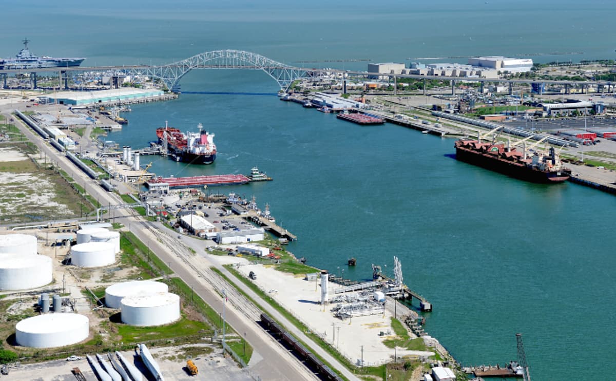 Texas Regulator Highlights Record Oil Exports, Rising Production Amid Iran Disruption