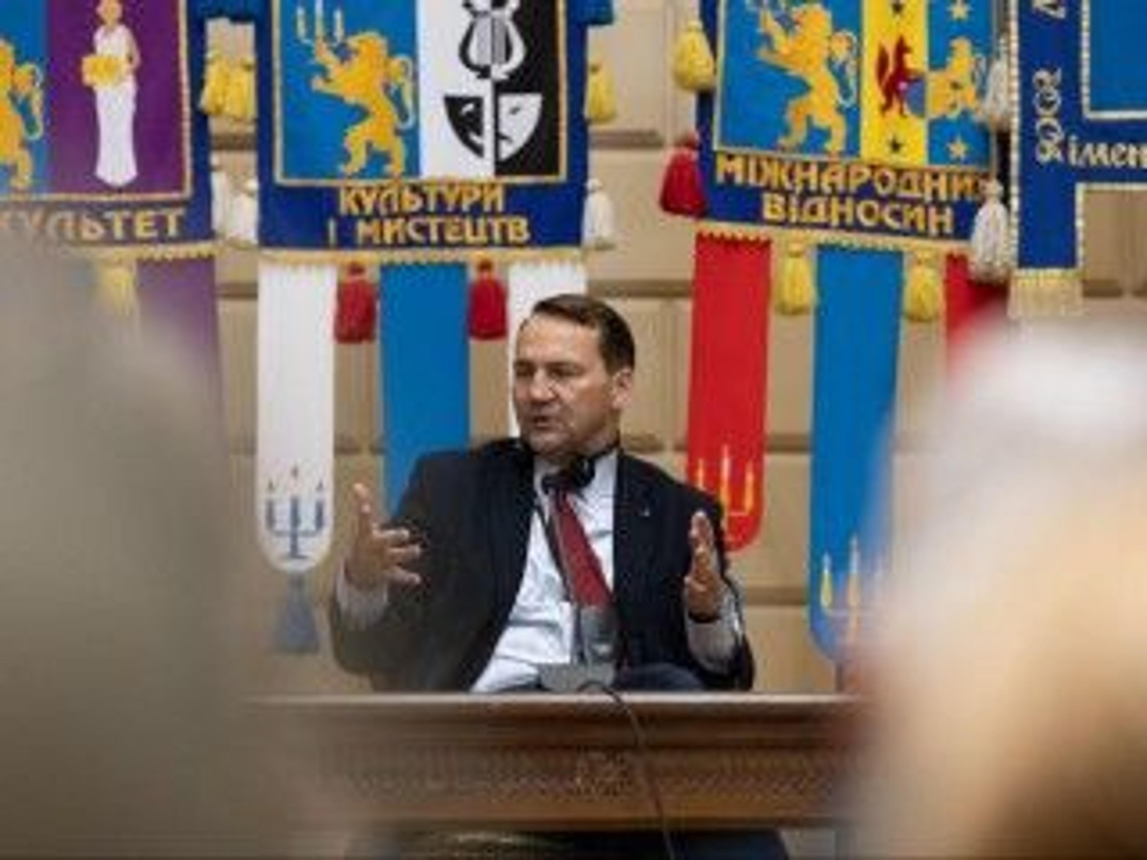 Sikorski Rejects EU Federal Army, Proposes “European Legion”