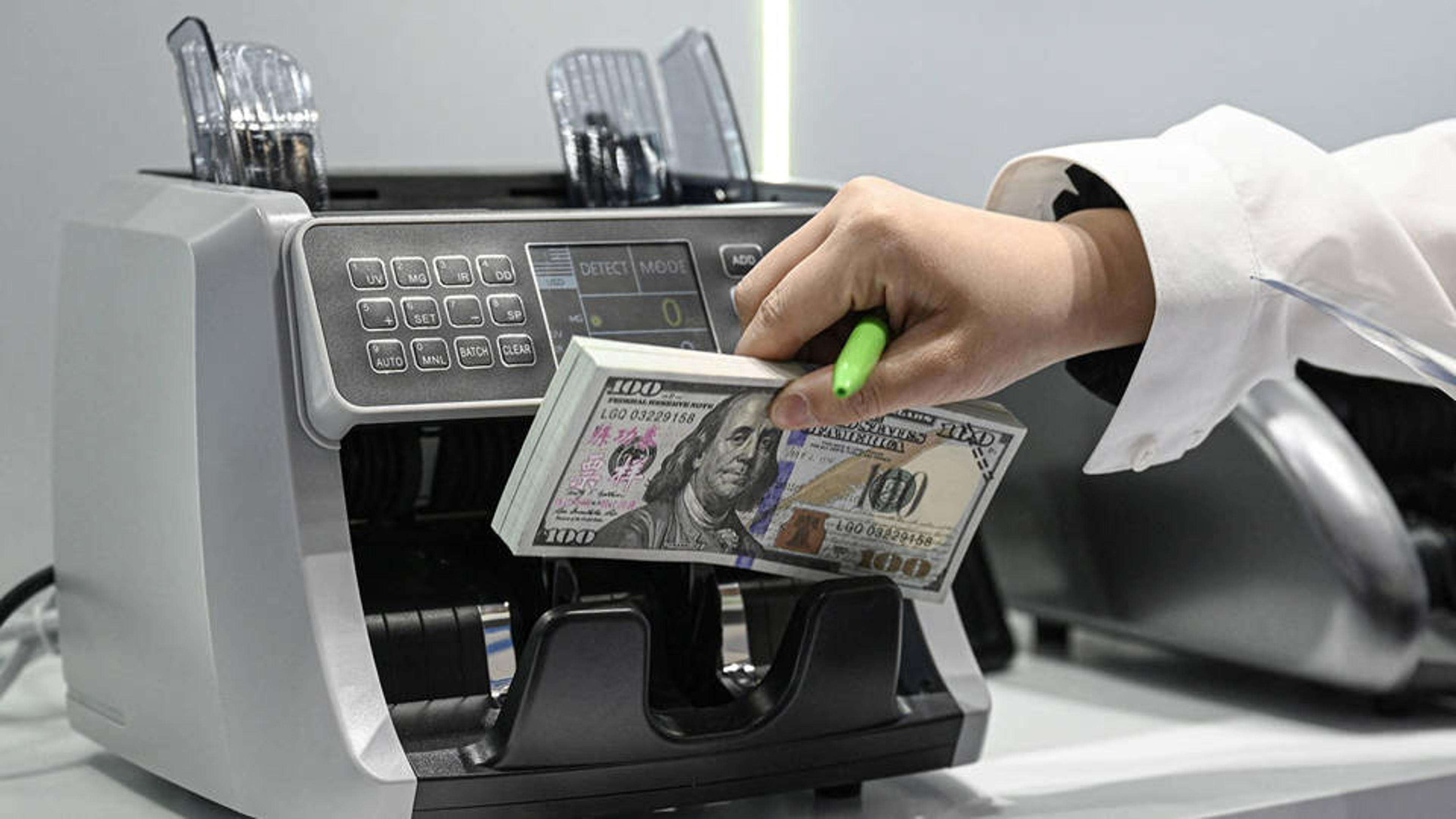 Conflicting Policies, Confused Investors, and the Weak Dollar